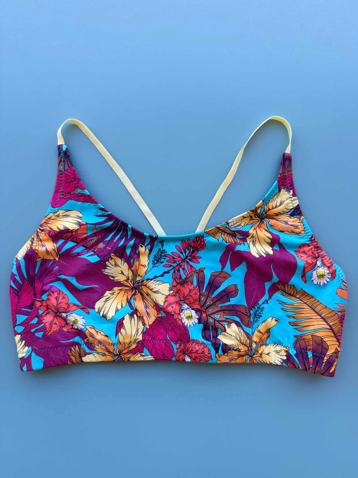 Top con bretelline incrociate Nilu activewear artigianale 
