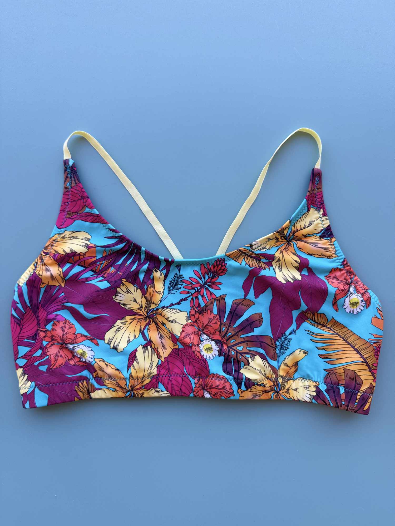 Top con bretelline incrociate Nilu activewear artigianale 
