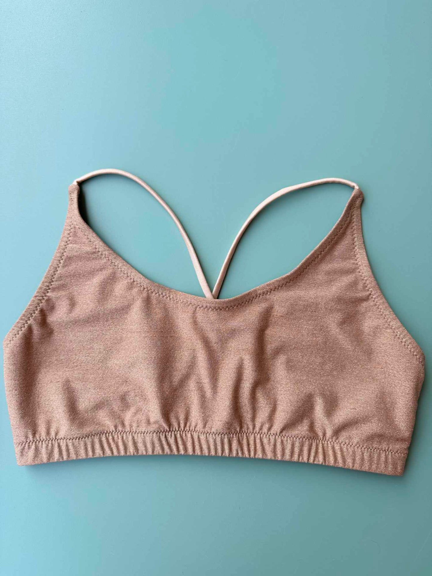 Top con bretelline incrociate Nilu activewear artigianale 