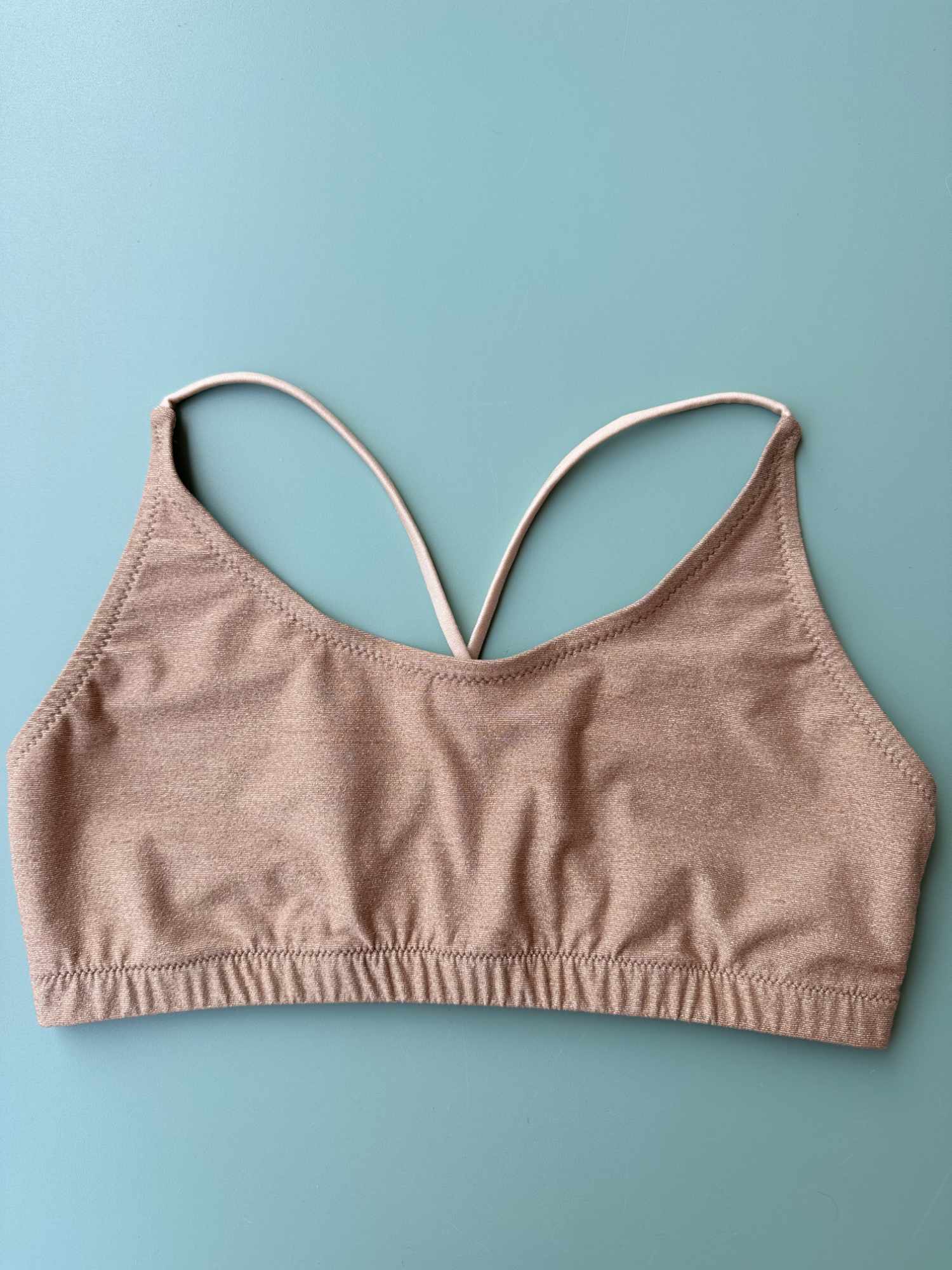 Top con bretelline incrociate Nilu activewear artigianale 