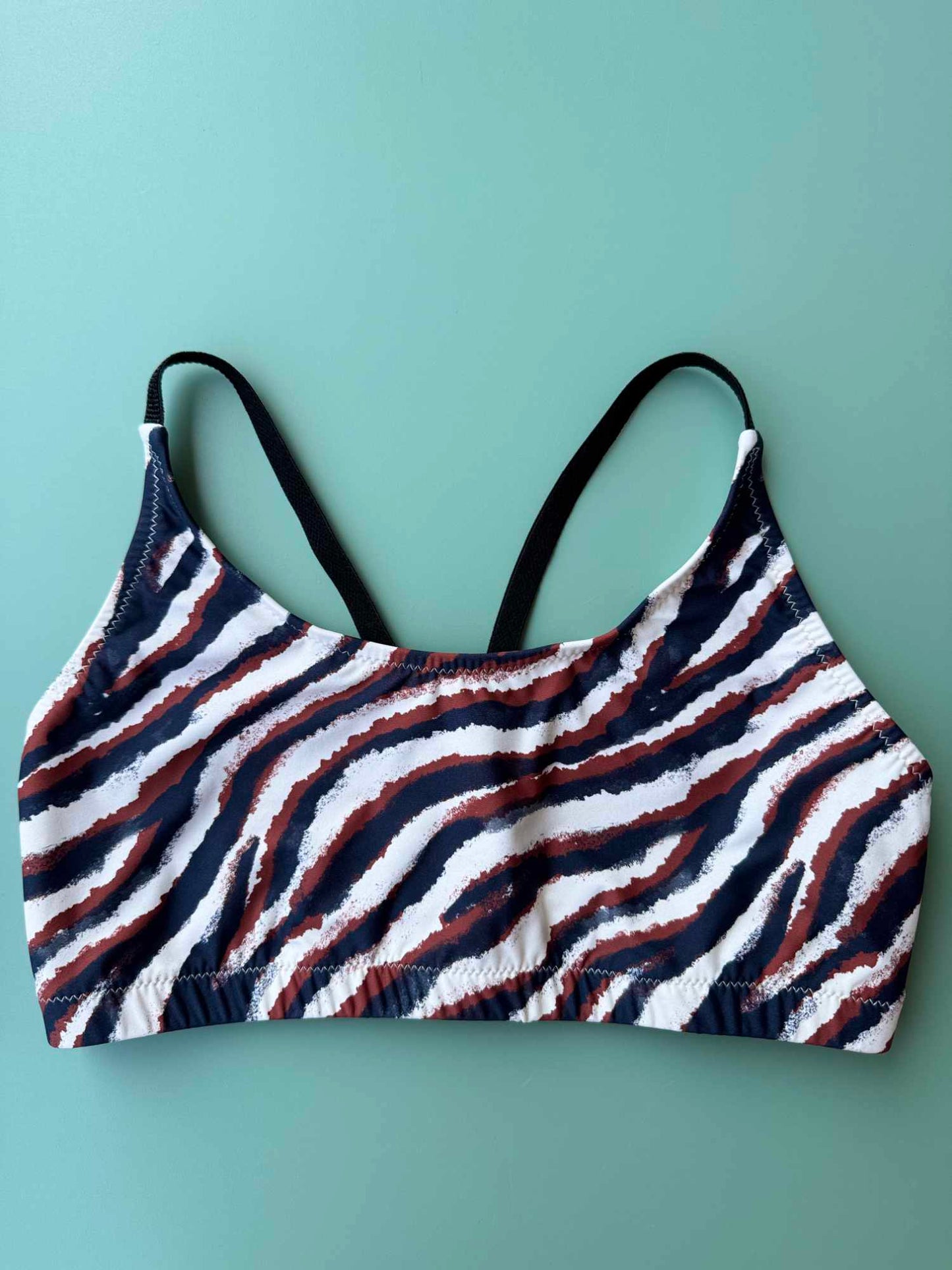 Top con bretelline incrociate Nilu activewear artigianale 