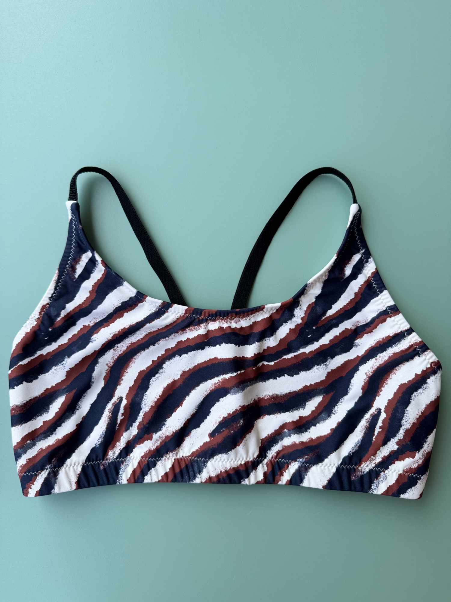 Top con bretelline incrociate Nilu activewear artigianale 