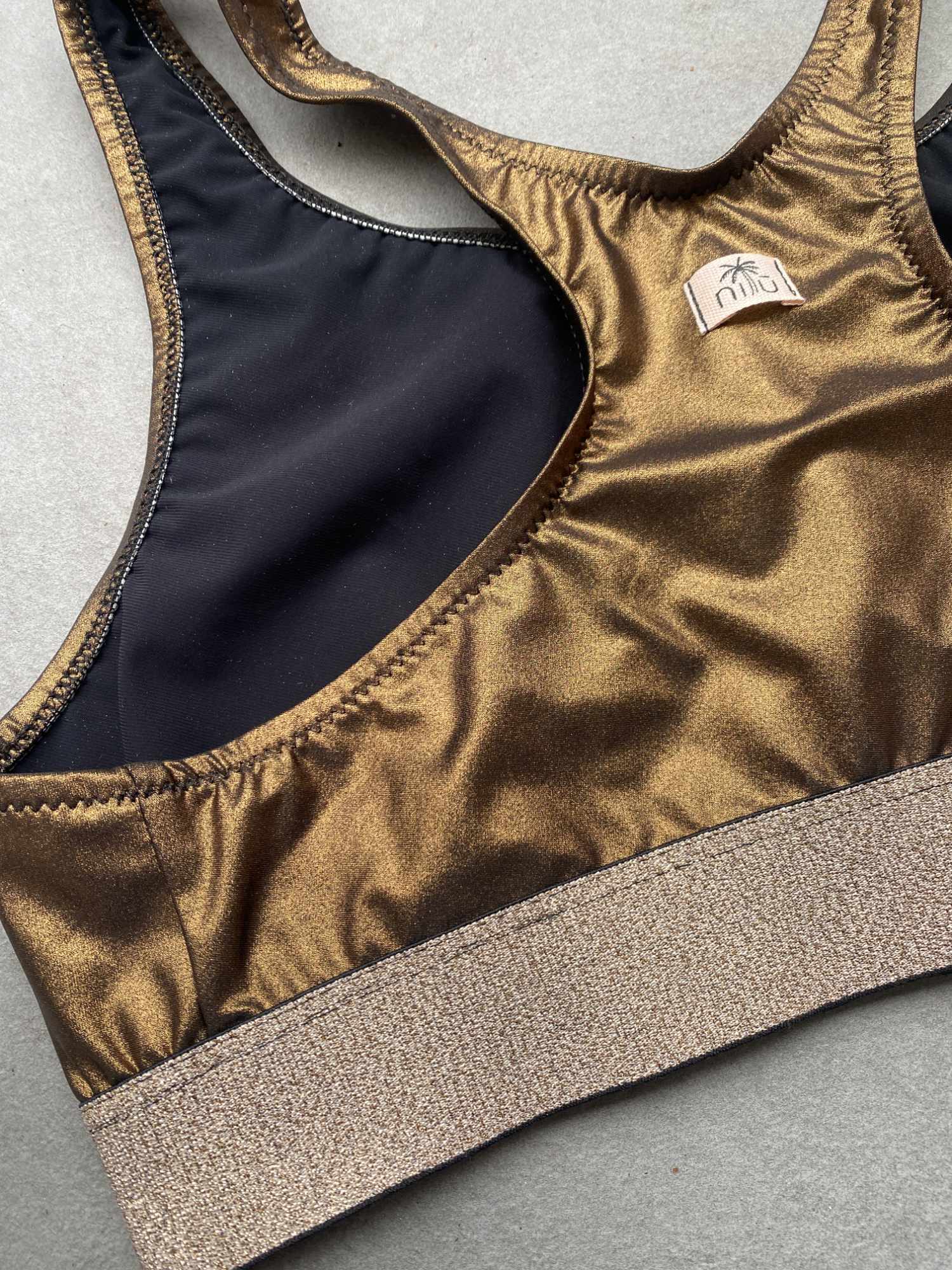 Top Cecilia Nilu - activewear artigianale dettaglio