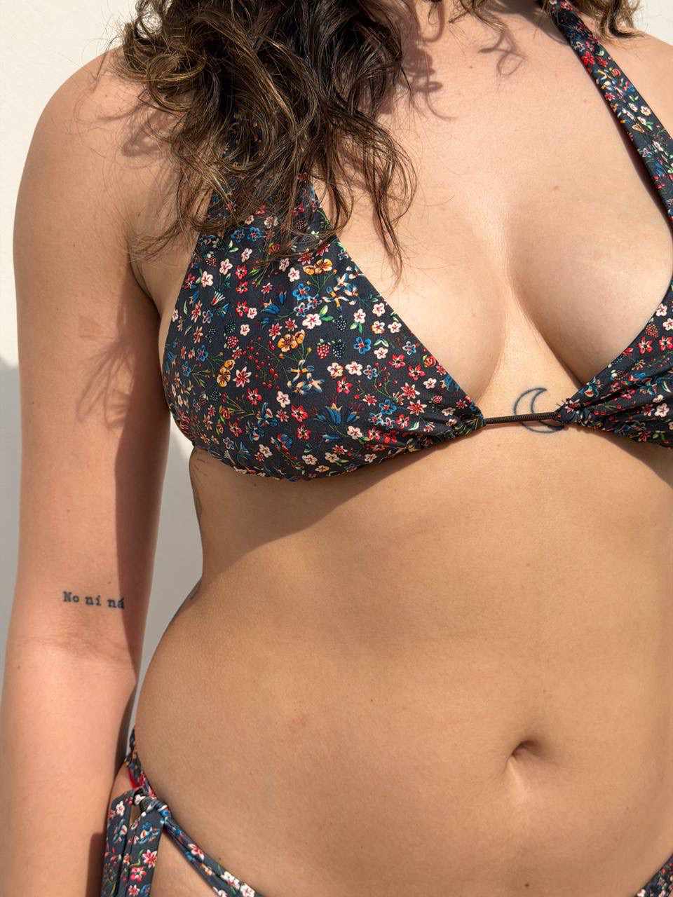 Triangolo over con fiocco Nilù indossato, stampa floreale