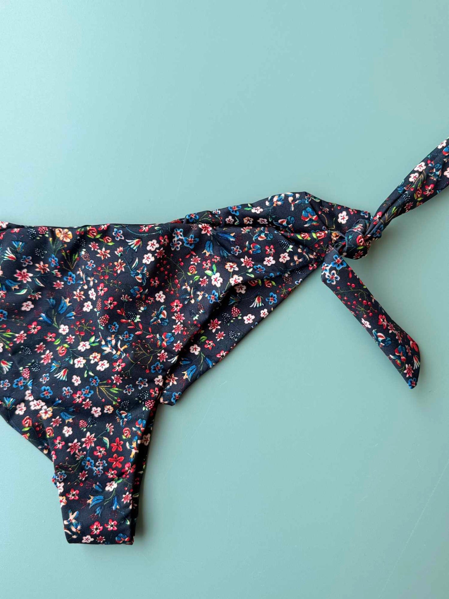 Slip con laccetti Nilu dettaglio in fantasia floreale Cacao Blossom