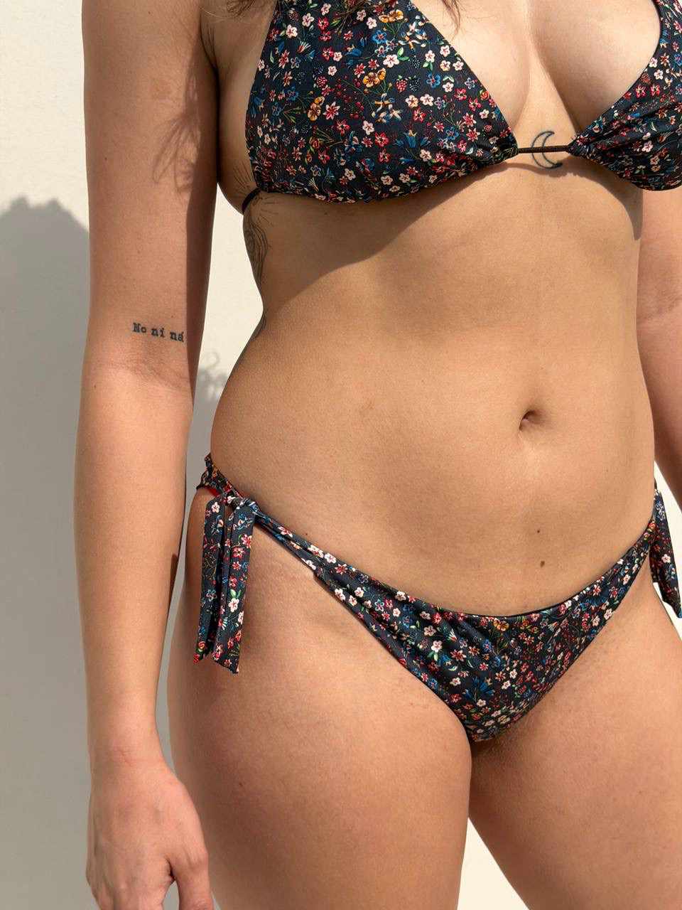 Slip con laccetti Nilu indossato in fantasia floreale Cacao Blossom