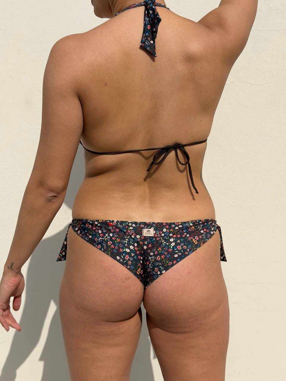Slip con laccetti Nilu indossato in fantasia floreale Cacao Blossom