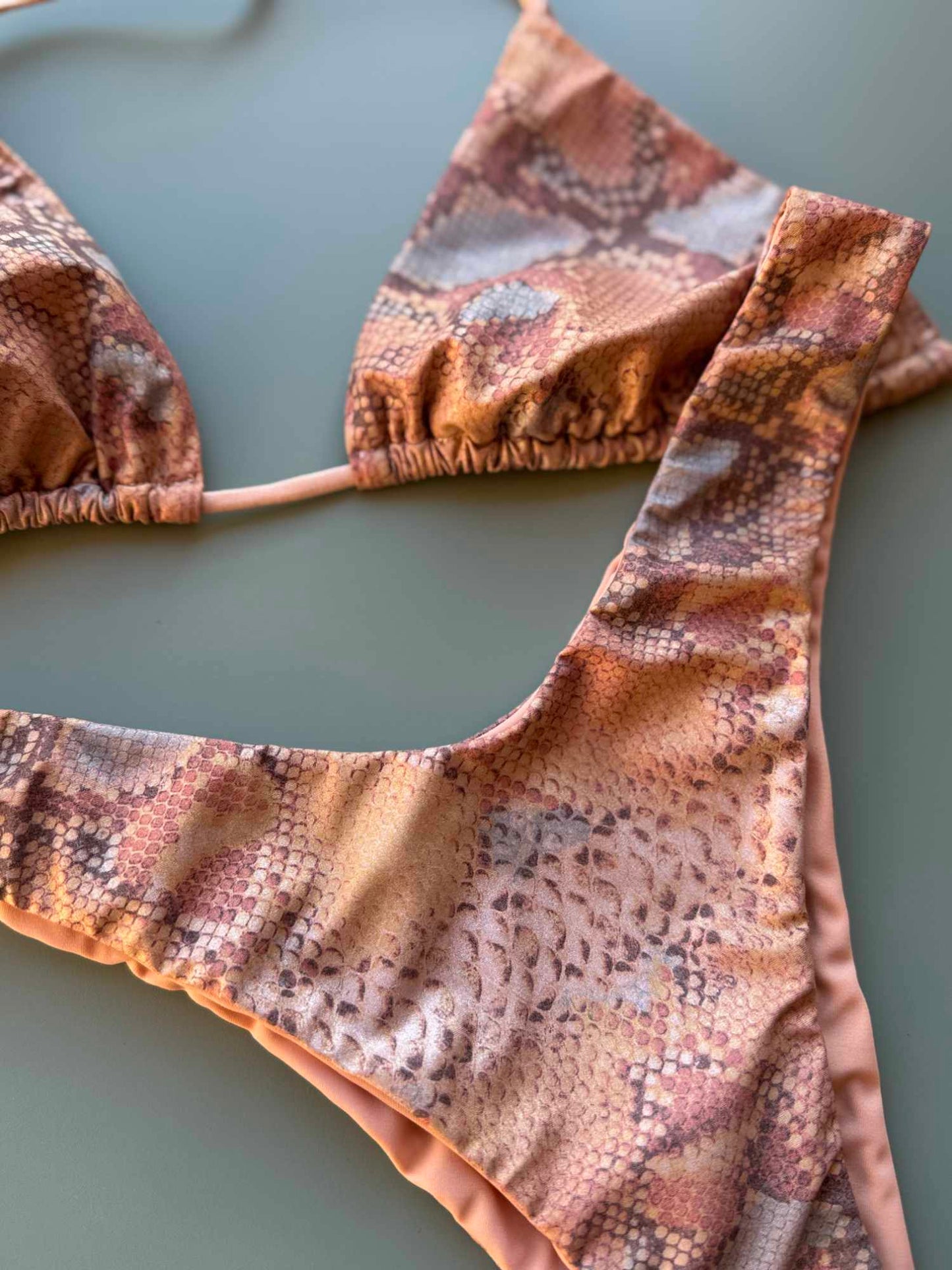 Slip Isabel sgambato Nilu - bottom bikini artigianale dettaglio