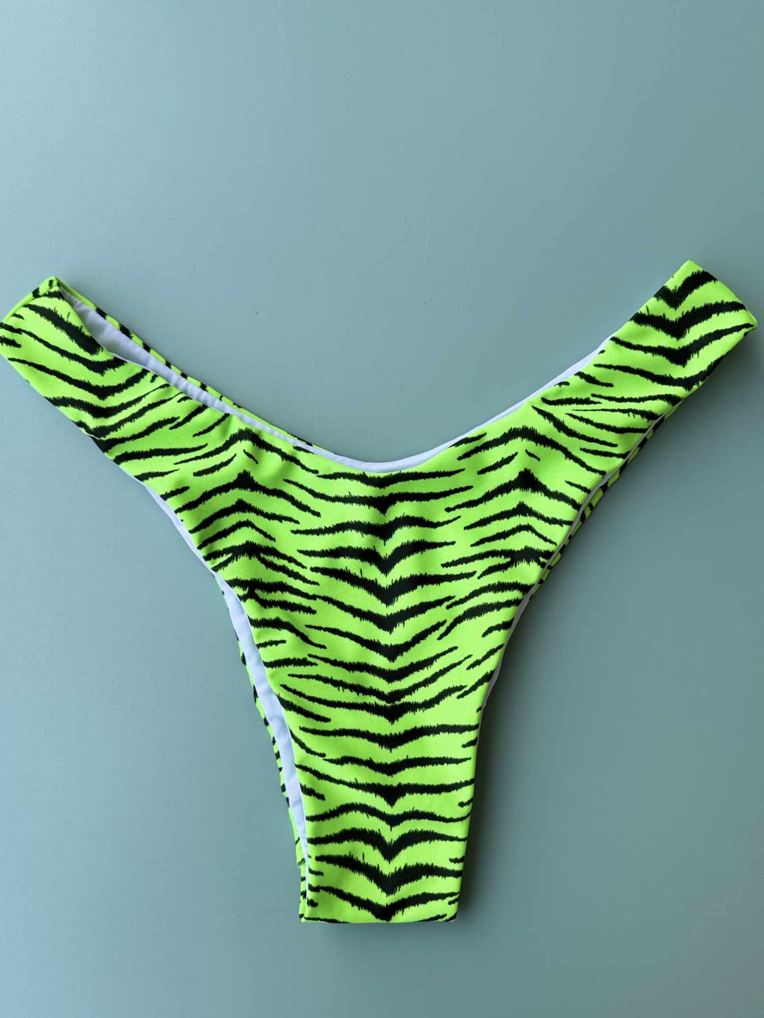 Slip Isabel sgambato Nilu - bottom bikini artigianale dettaglio