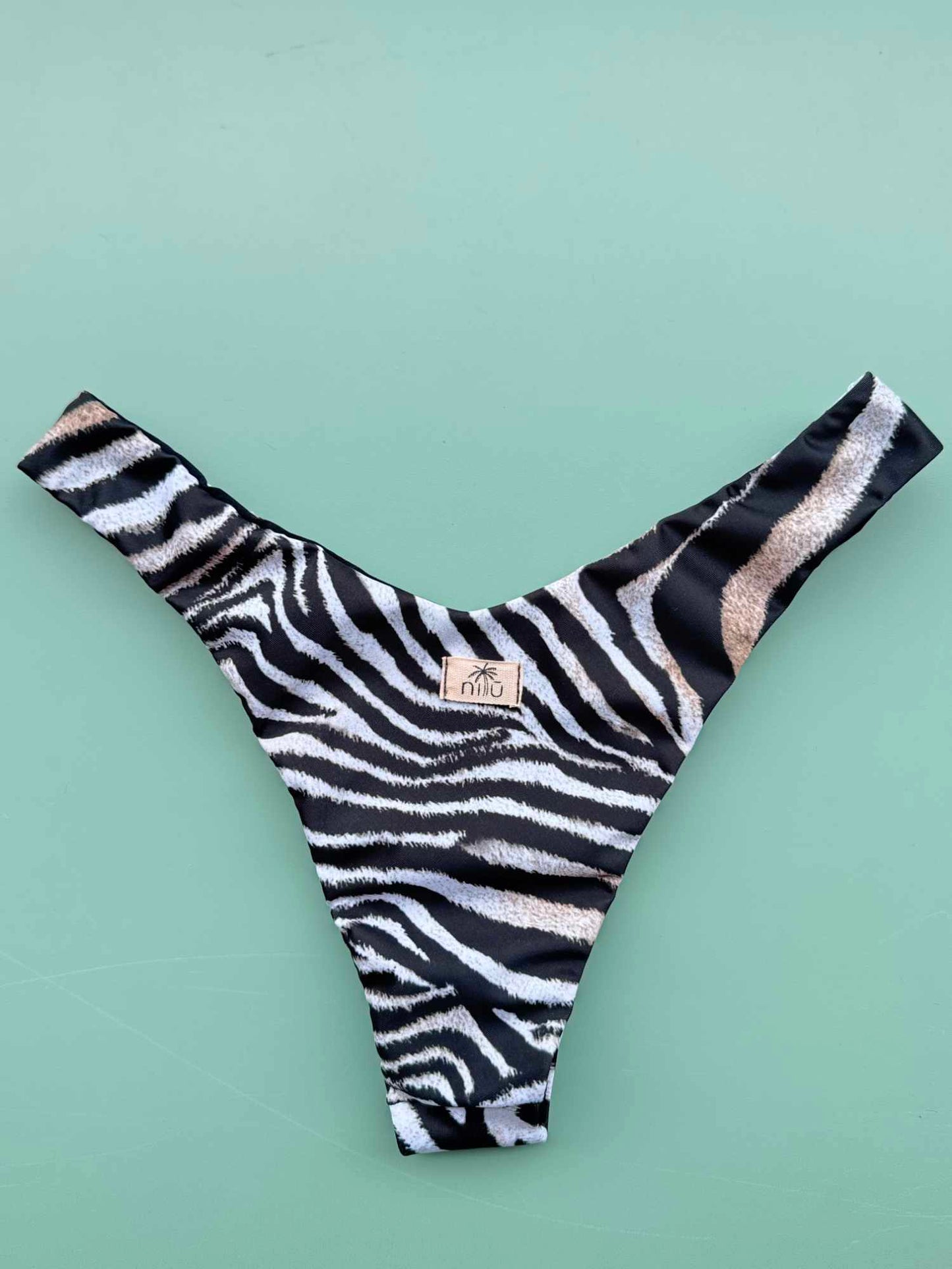 Slip Isabel sgambato Nilu - bottom bikini artigianale dettaglio