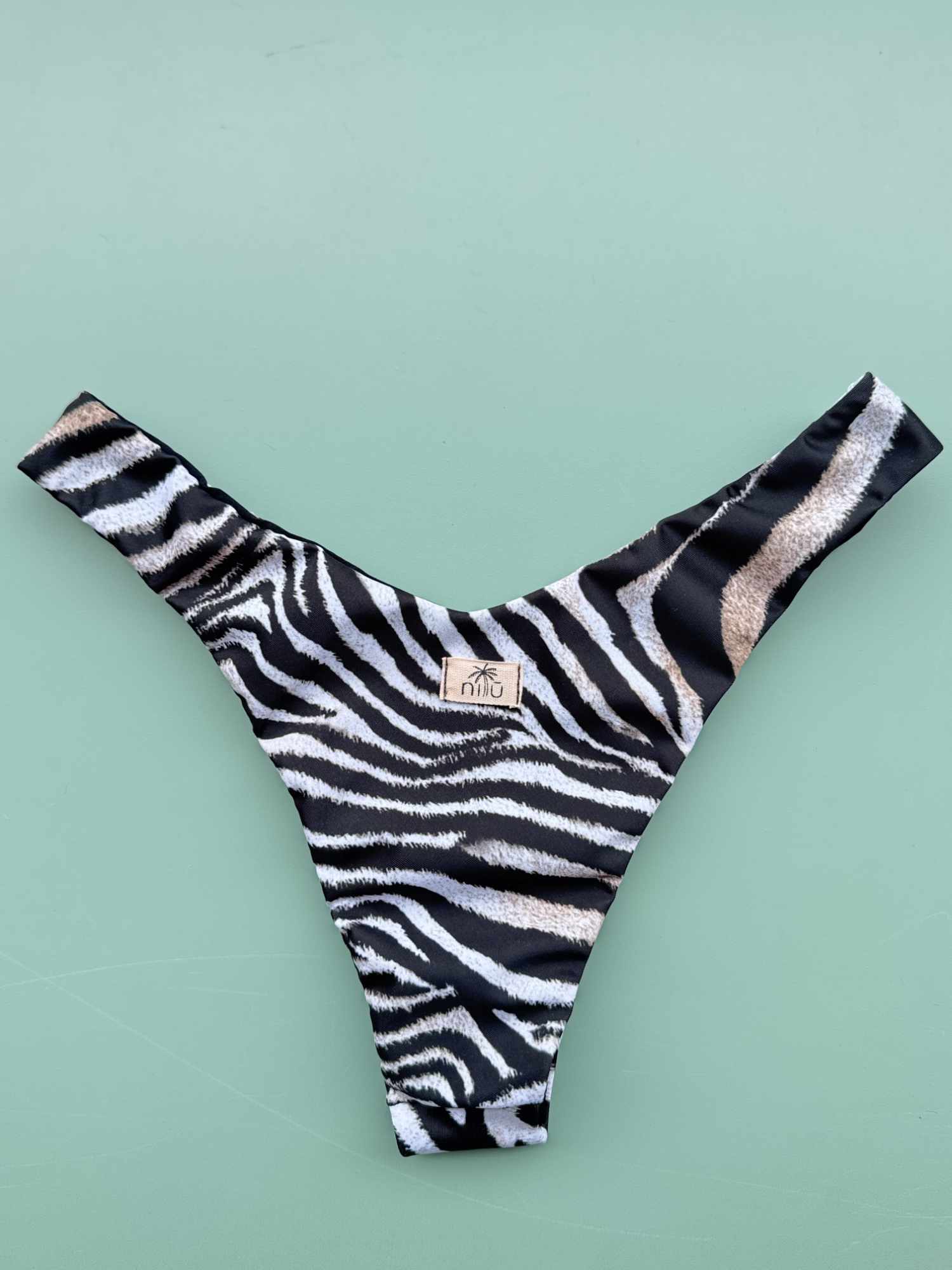 Slip Isabel sgambato Nilu - bottom bikini artigianale dettaglio