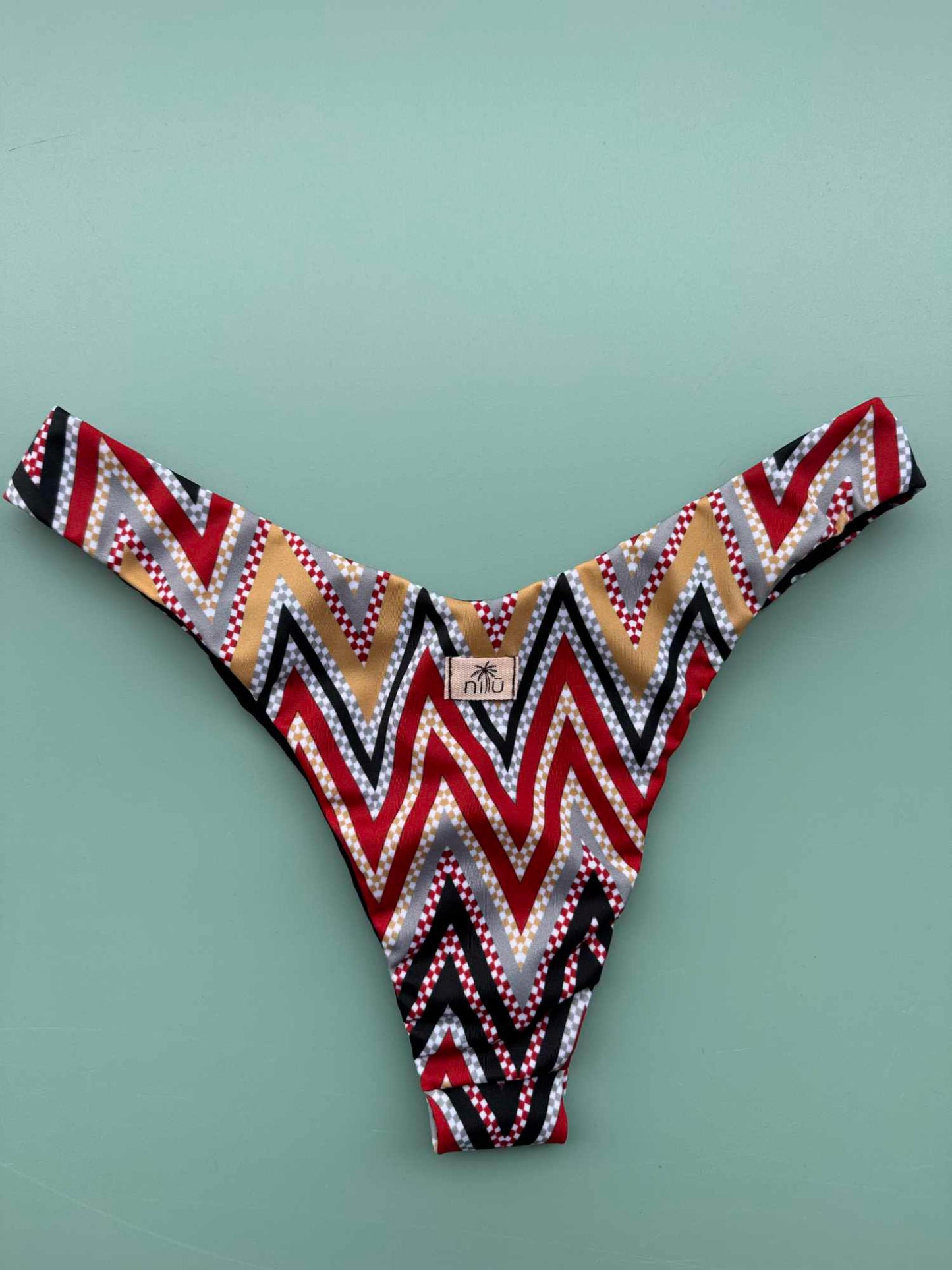 Slip Isabel sgambato Nilu - bottom bikini artigianale dettaglio