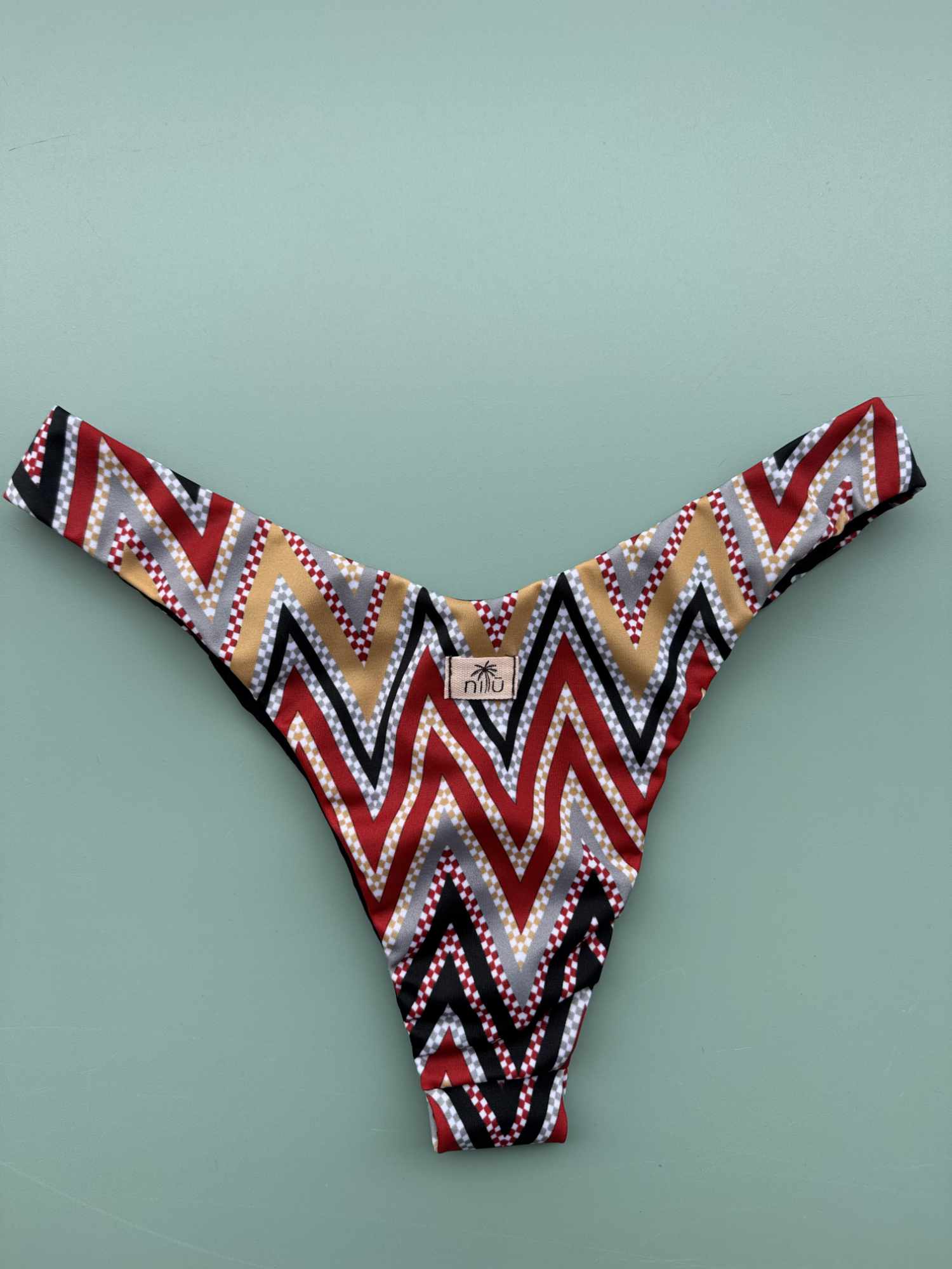Slip Isabel sgambato Nilu - bottom bikini artigianale dettaglio