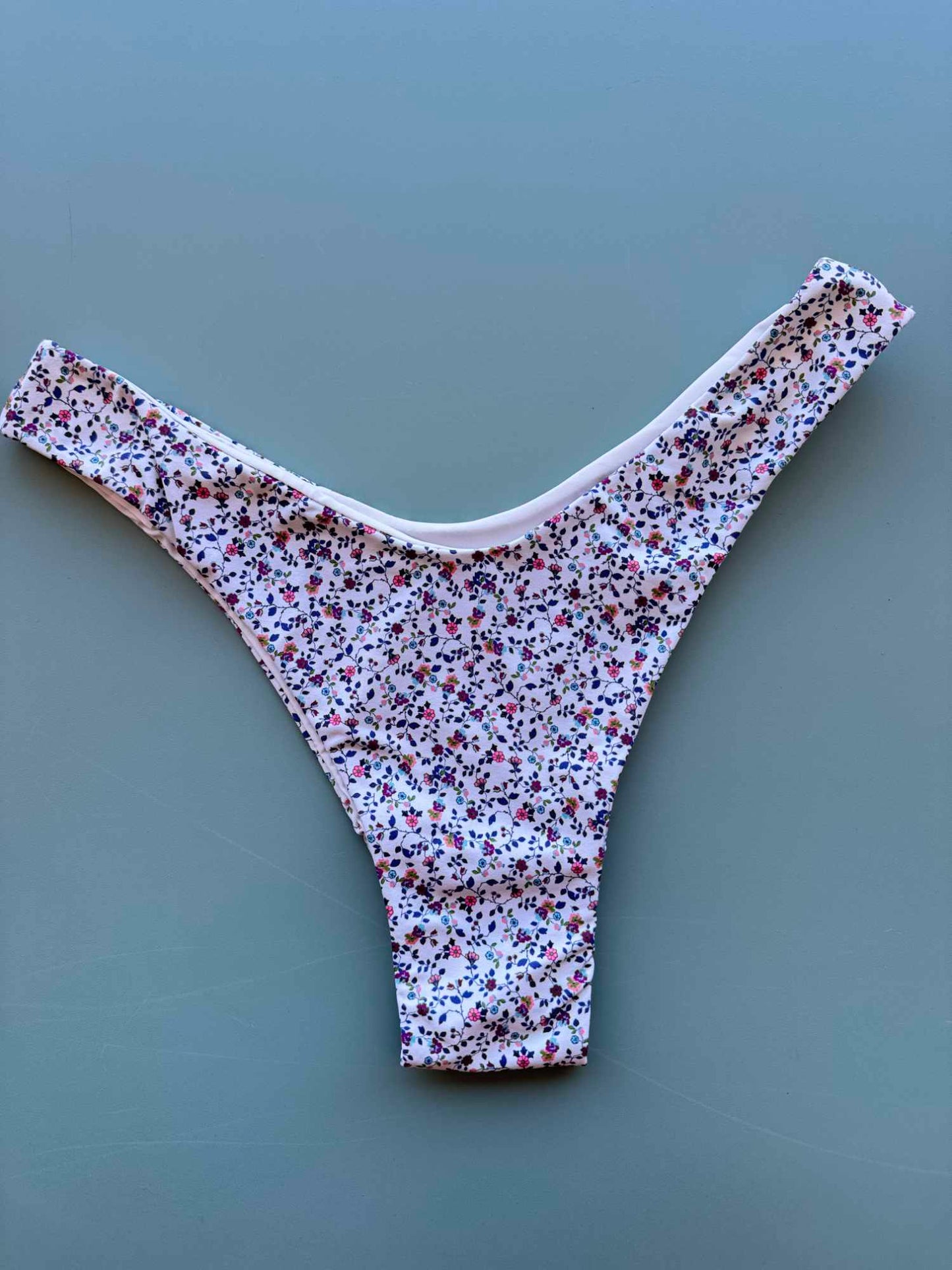Slip Isabel sgambato Nilu - bottom bikini artigianale dettaglio