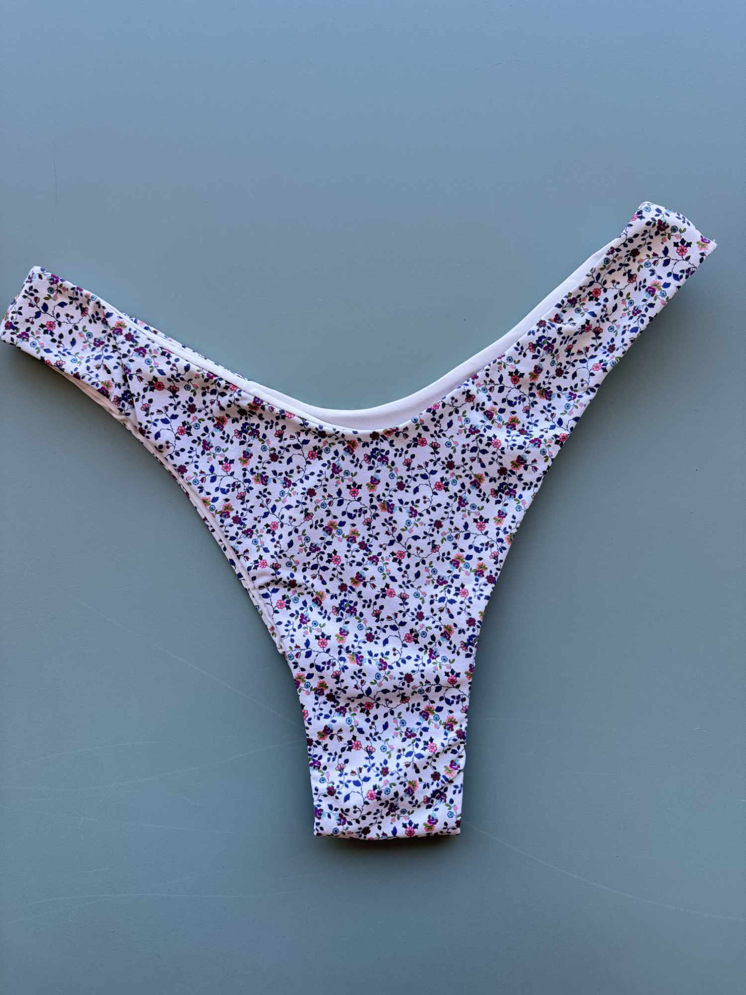 Slip Isabel sgambato Nilu - bottom bikini artigianale dettaglio