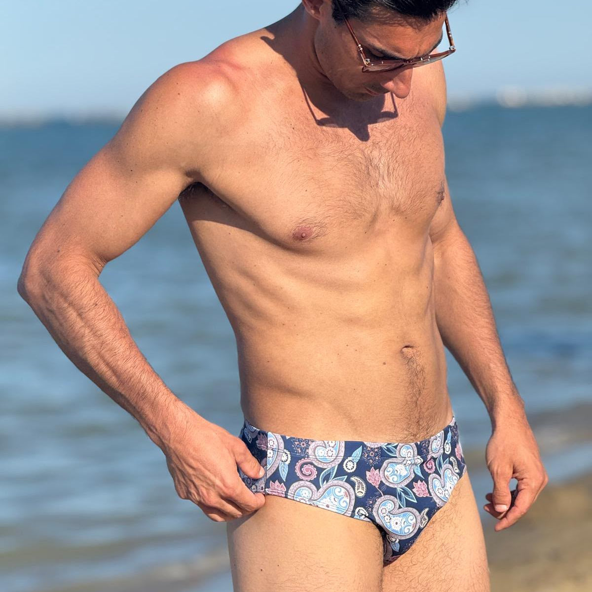 uomo al mare con slip nilu