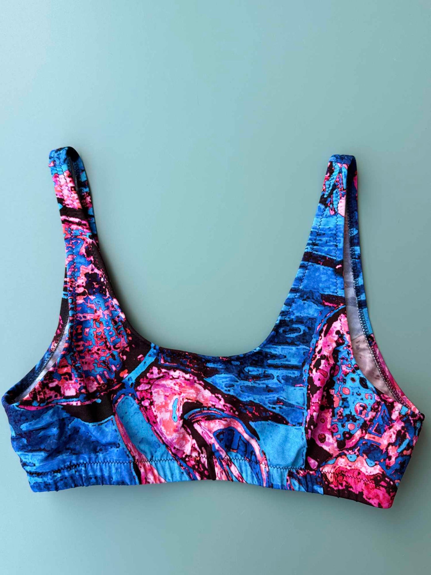 Dettaglio top a canotta Nilu in fantasia Crazy Summer Blu Shell