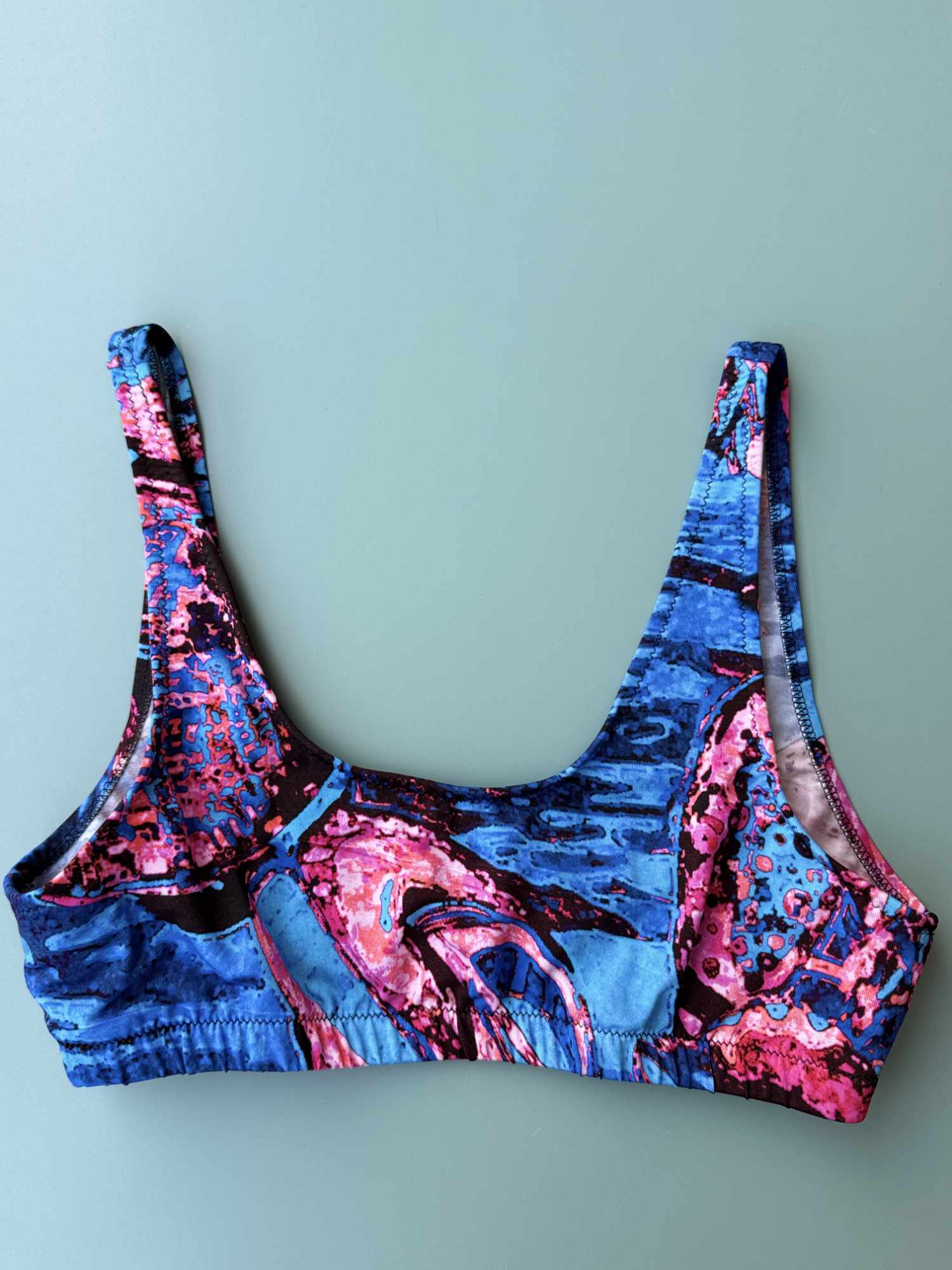 Dettaglio top a canotta Nilu in fantasia Crazy Summer Blu Shell