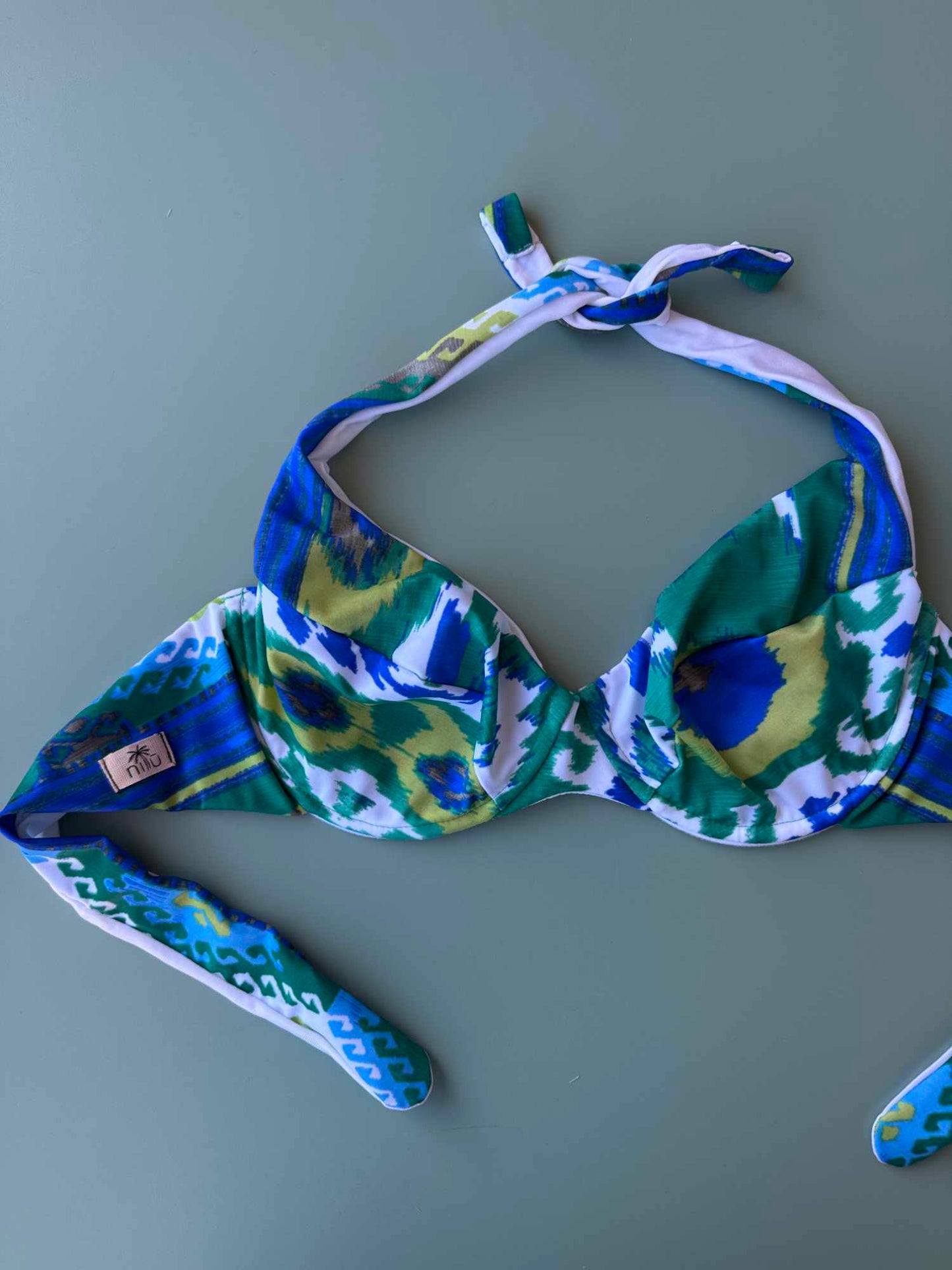 Dettaglio top con ferretto Nilu in fantasia Crazy Summer