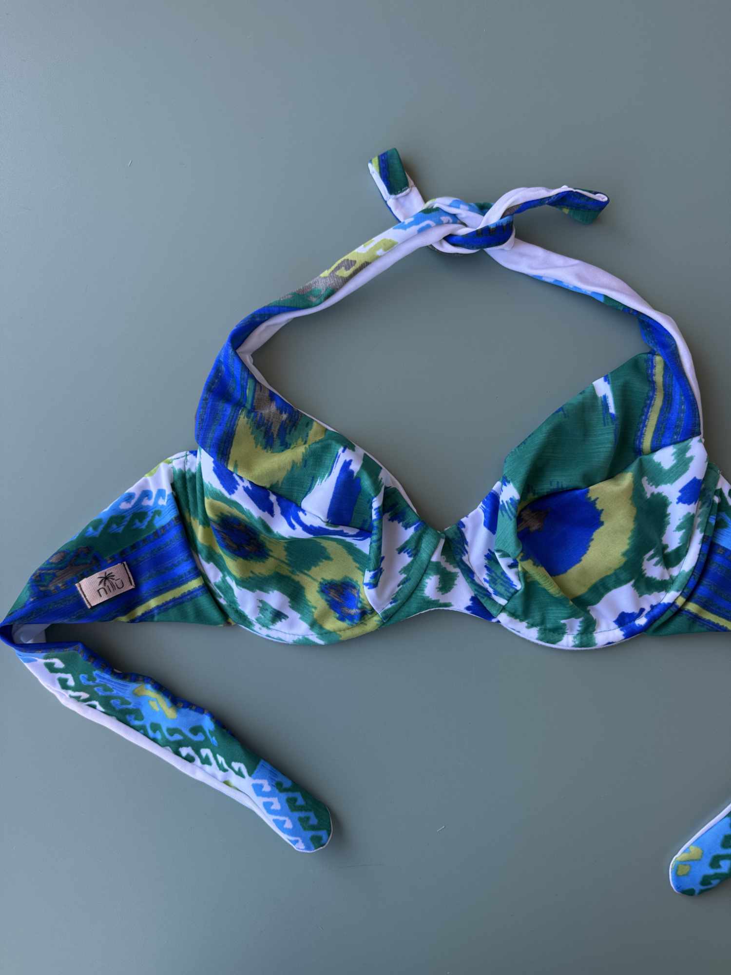 Dettaglio top con ferretto Nilu in fantasia Crazy Summer